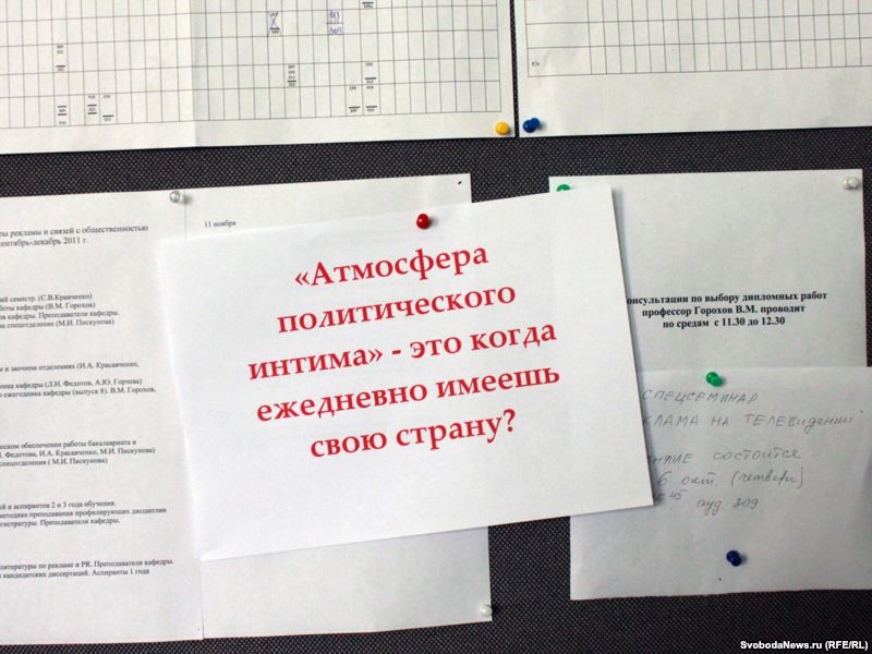 На плакаты Дмитрий Медведев внимания не обратил